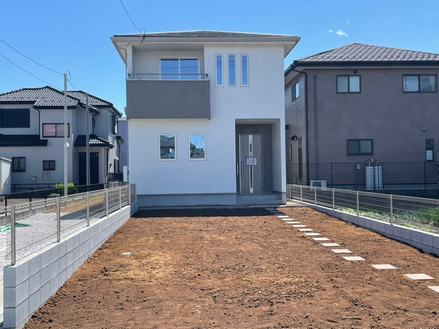 上里町金久保4期（全2棟）1号棟の外観|ナチュラルで飽きの来ないデザインは流行に左右されない家の形です。外構も綺麗に仕上がっています(^▽^)/
