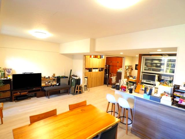 海まで2分！「グランシティユーロリゾート葉山南」2階の居間・リビング|リビング