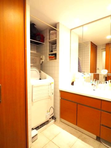 海まで2分！「グランシティユーロリゾート葉山南」2階の独立洗面台|ランドリースペース