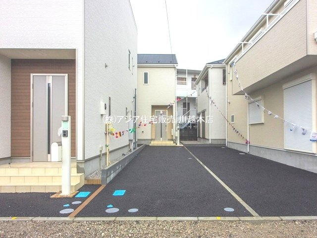 川越市砂第15　新築住宅の前面道路含む現地写真|前面道路より外観（正面より）