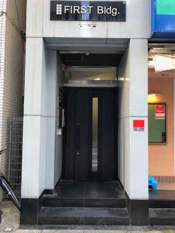 FIRSTビルのエントランス