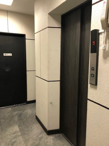 FIRSTビルのロビー