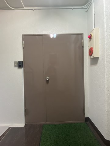 川名ビルの玄関