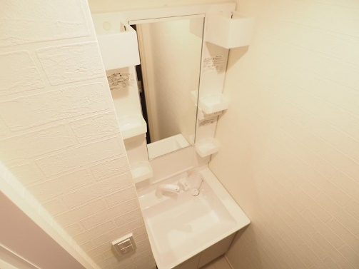 白基調の独立洗面台☆