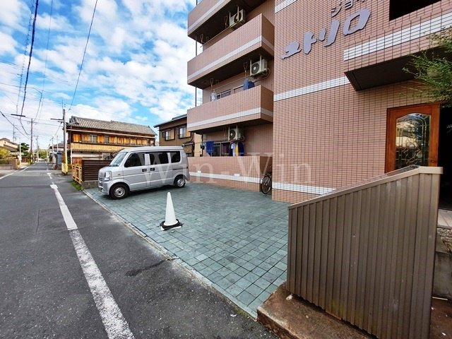 ユトリロジョイの駐車場