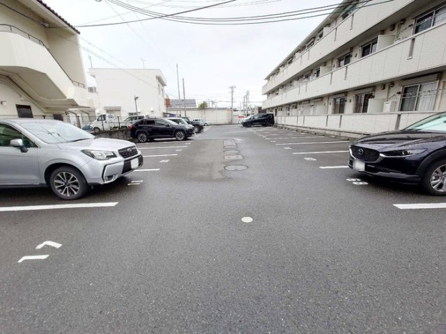 ファミリーメイト矢田 B棟の駐車場