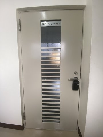 若井ビルの玄関