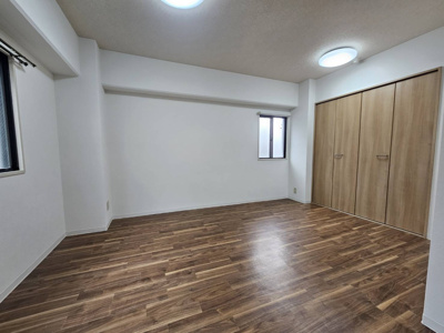 【居間・リビング】 | 新大阪ＫＩＤビル | 3面採光で明るお部屋です