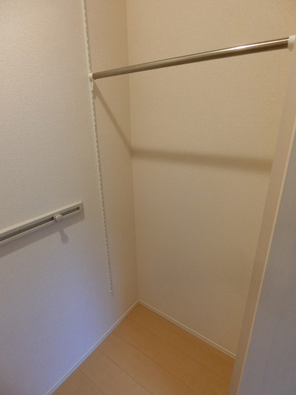 【収納】 | プリエ新川崎 | 洋室4.5帖のお部屋にあるワンステップクローゼットです！棚が2段＋ハンガーラックでたっぷり収納出来ます☆