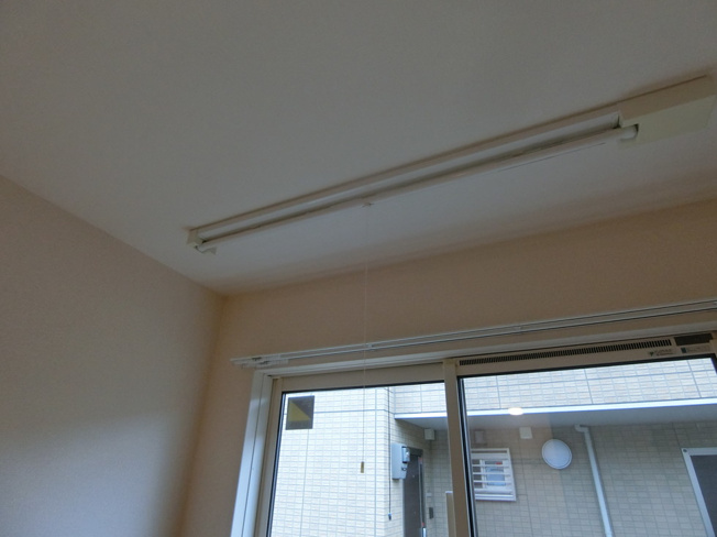 【設備】 | プリエ新川崎 | 洋室4.5帖のお部屋にある室内物干しです！雨の日やお出掛け時の室内干しにとても便利☆花粉や梅雨の時期に重宝しますね♪