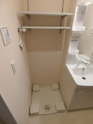 【設備】 | プリエ新川崎 | 洗面所内、洗髪洗面化粧台横にある室内洗濯機置き場です♪防水パンが付いているので万が一の漏水にも安心です！