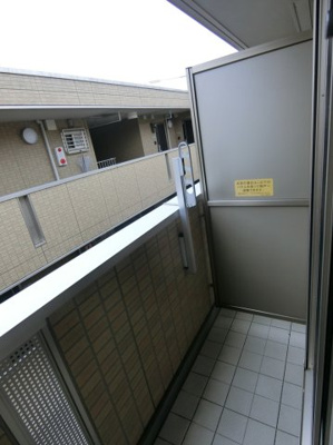 【バルコニー】 | プリエ新川崎 | バルコニーは南向きです！お洗濯物はお昼からでも乾きそう☆気分転換をするにも最適です☆