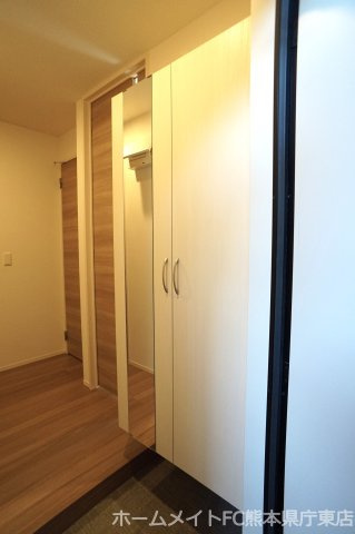 熊本市東区若葉６丁目のアパートの玄関