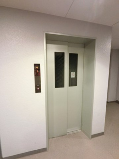 【その他共用部分】 | お買い物時やベビーカーの出し入れに便利なエレベーター付です。