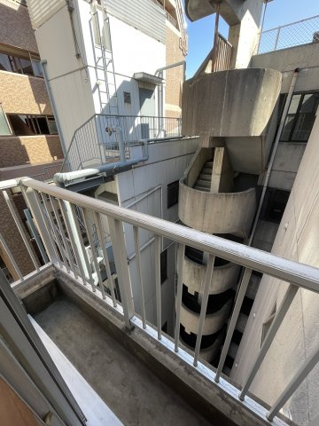 リアライズ中之島のバルコニー|暖かな日差しのふりそそぐバルコニー