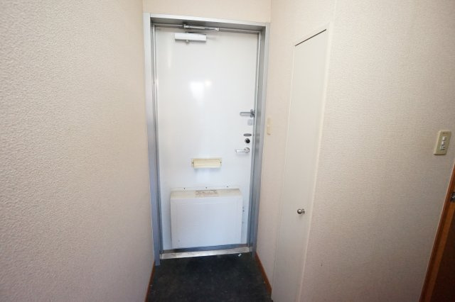 レオパレスラルーチェの玄関