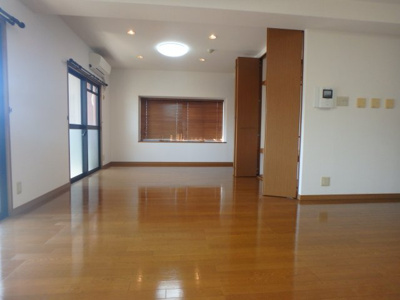 【居間・リビング】 | サンライフ中津口 | 22帖の広々リビング