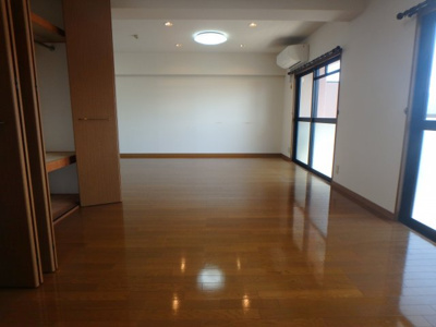 【居間・リビング】 | サンライフ中津口 | ２２帖の広々リビング