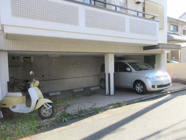 サンマリン荷山の駐車場