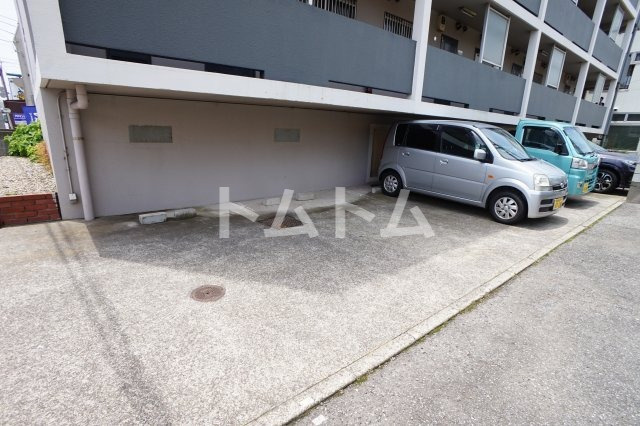 ライトコア前原の駐車場