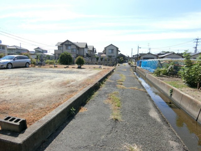 【前面道路含む現地写真】 | 土地　玉島阿賀崎5丁目　83.49坪 | 北側道路は幅員約2.7ｍ