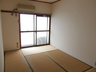 【居間・リビング】 | 柳ハイツ | 光の差し込むお部屋です。
