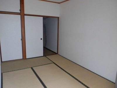 【居間・リビング】 | 柳ハイツ | 6帖の清潔感のある和室です。