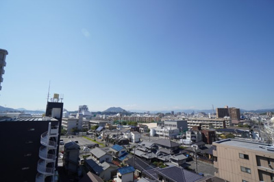 【展望】 | コンツェルトパーク海田南堀川（リフォーム済） | 【全方位眺望】
どの方面を見ても気分爽快です。
瀬野方面は緑にあふれ、黄金山方面は広島市街地を見下ろす景色。
四季を感じられ、開放感あふれるパノラマビューは、本物件だけのスペシャルです。