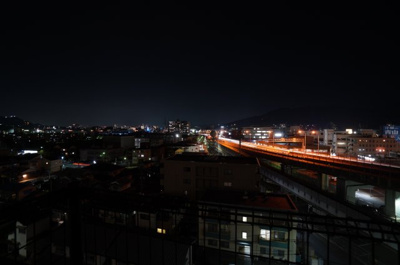【展望】 | コンツェルトパーク海田南堀川（リフォーム済） | 【Night View】
物件からの夜の景色は、隠れ夜景スポットのよう。
お仕事から疲れて帰ってきて、この夜景を楽しめるのも
この立地ならでは。花火大会はどんな感じで見えるんでしょうか？楽しみですね！