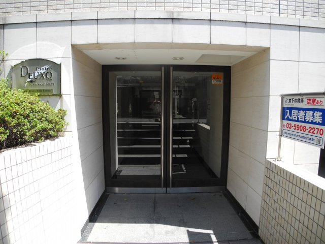プレール・ドゥーク北新宿Ⅱのエントランス
