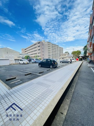 エメラルドマンション周船寺の駐車場
