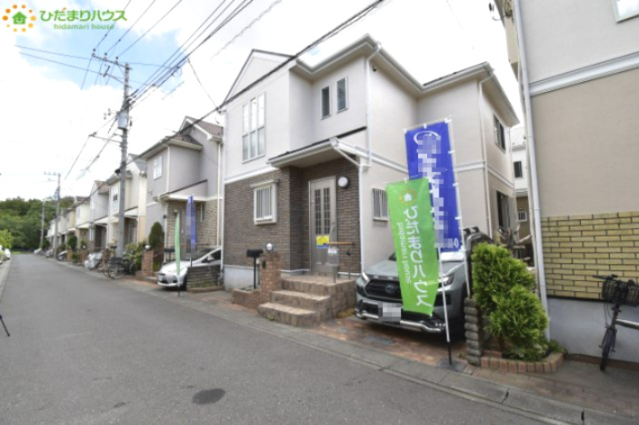 上尾市東町2丁目　中古一戸建ての前面道路含む現地写真