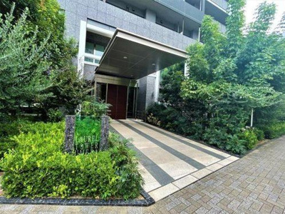 【エントランス】 | ローレルタワー梅田 | エントランスには植栽があり落ち着いた雰囲気です。