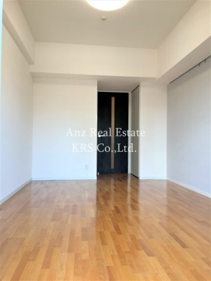 【居間・リビング】 | ＱＣフラット北堀江 | 天井高の洋室♪照明付きなので初期費用が抑えられます！