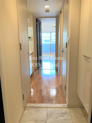 【玄関】 | ＱＣフラット北堀江 | ホワイトを基調としたフラットフロアの玄関です♪