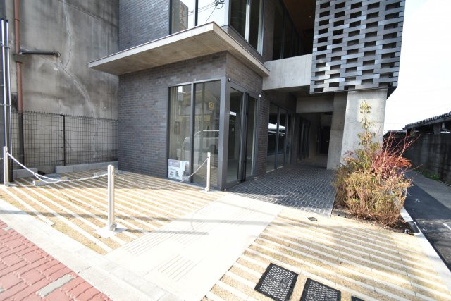 雅長岡天神のエントランス|建物の内部です