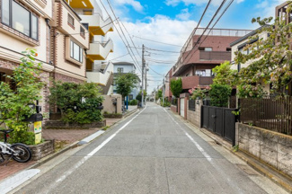 【前面道路含む現地写真】 | 前面道路の幅員は約５．４ｍあるため大きな車でも楽々駐車可能です。