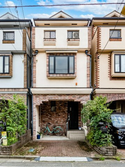 【外観】 | 西武有楽町線「新桜台」駅徒歩２分の好立地！ロングボディ、ミニバンタイプの車も駐車可能なカースペース付き。