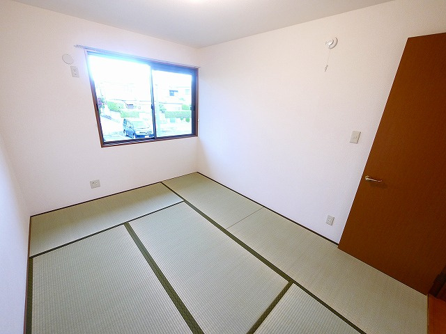 ラフィーネ結崎　Ｂ棟の和室|明るい和室です