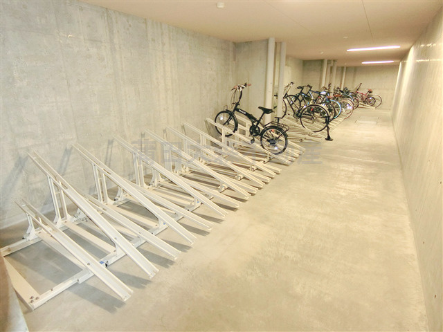 フェニックス・エルミタージュのその他共用部分|屋根付駐輪場