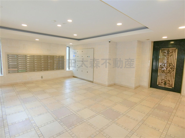 フェニックス・エルミタージュのエントランス|防犯カメラ+TVモニター付オートロック　宅配ボックス　