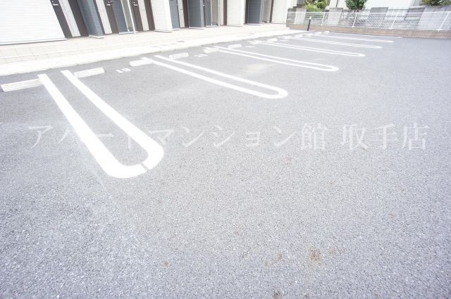 シャン・ド・フルールⅡの駐車場