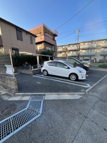 昭島市朝日町４丁目のアパートの駐車場