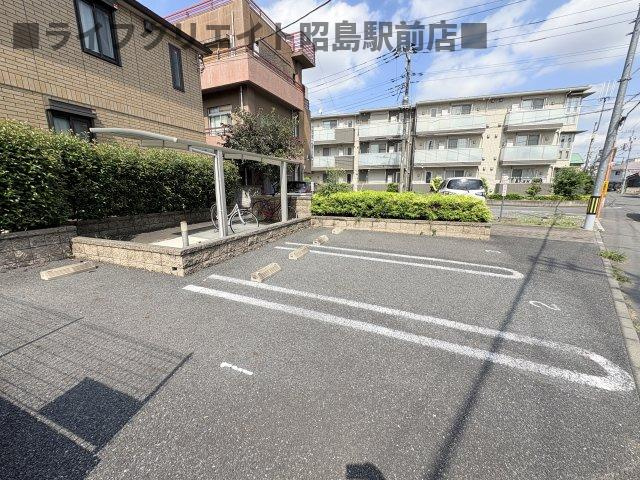 昭島市朝日町４丁目のアパートの駐車場