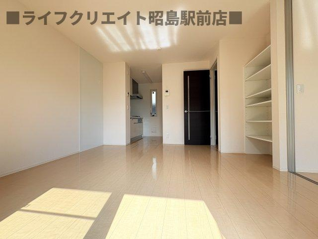 昭島市朝日町４丁目のアパートの居間・リビング