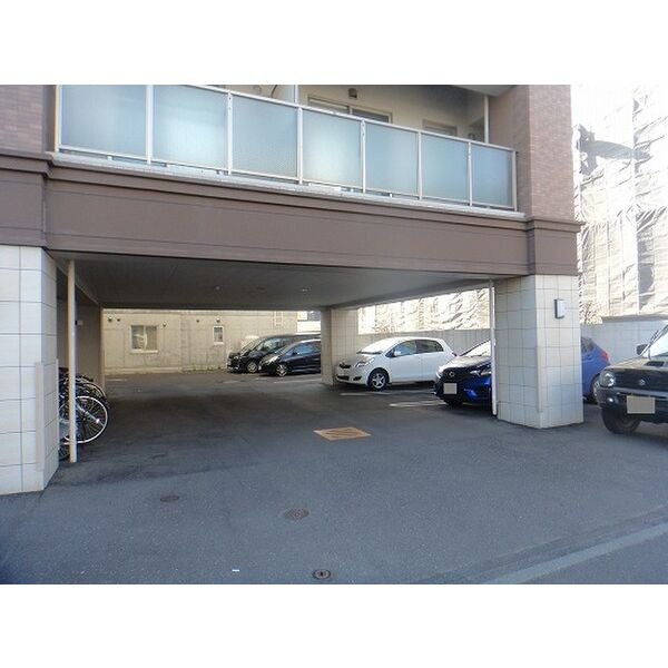 Couleur Court Yamahanaの駐車場