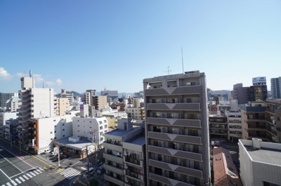 【展望】 | ダイアパレス宝町（リノベ済） | 【四季を感じる】
四季の移ろい・爽やかな青空や風を感じられ
自然を愉しめるパノラマビュー。
毎日の暮らしに余裕を感じさせてくれる、
遮る物の無い開放的な眺望を是非、ご堪能ください。