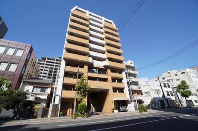 【外観】 | ダイアパレス宝町（リノベ済） | 【耐震性】
耐震性の高さを判断するポイントは、
建築確認申請日が1981年6月1日以降の
新耐震基準に適合しているかどうか。
震度６程度の大地震でも
建物が崩壊しないレベルが基準になりました。
