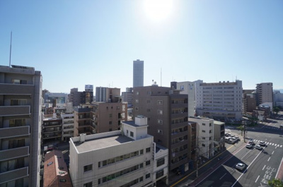 【展望】 | ダイアパレス宝町（リノベ済） | 【四季を感じる】
四季の移ろい・爽やかな青空や風を感じられ
自然を愉しめるパノラマビュー。
毎日の暮らしに余裕を感じさせてくれる、
遮る物の無い開放的な眺望を是非、ご堪能ください。