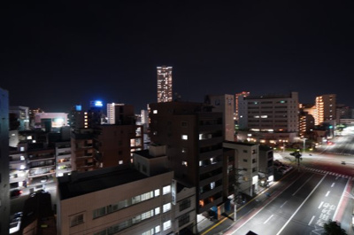 【展望】 | ダイアパレス宝町（リノベ済） | 【Night View】
物件からの夜の景色は、隠れ夜景スポットのよう。
お仕事から疲れて帰ってきて、この夜景を楽しめるのも
この立地ならでは。
もう少し早い時間のサンセット夜景もキレイかも。